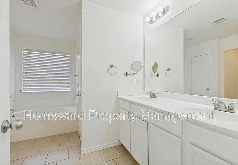 900 San Felipe Trl — Photo 7
