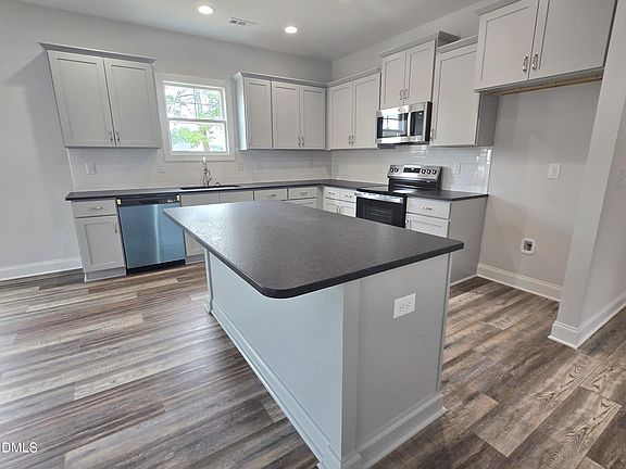 5th image of 178 Jenkins St