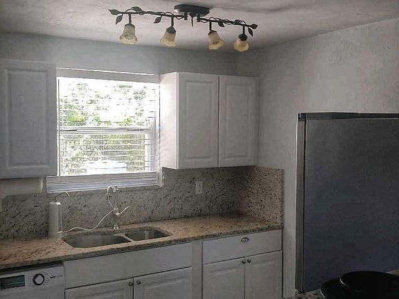 5th image of 1732 Montgomery Dr