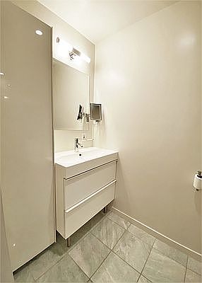 4th image of 49 E 63rd St #3F