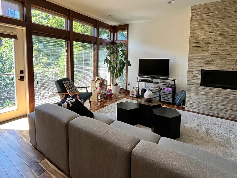 4526A 41st Ave SW — Photo 7