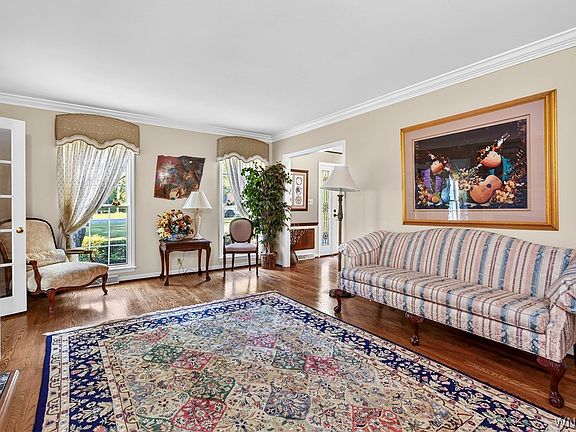 4th image of 76 Tanglewood Dr W