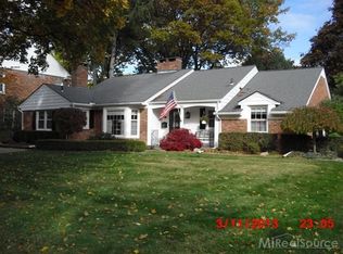 54 Roslyn Rd, Grosse Pointe Shores, MI 48236