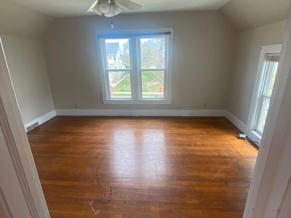 1st image of 424 1/2 Smith St