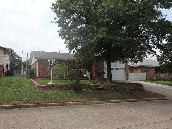 4th image of 784 N Moccasin St