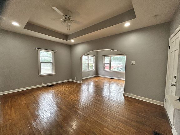 2nd image of 639 Oak St APT 1