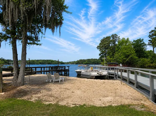 1176 Lesesne Dr, Manning, SC 29102