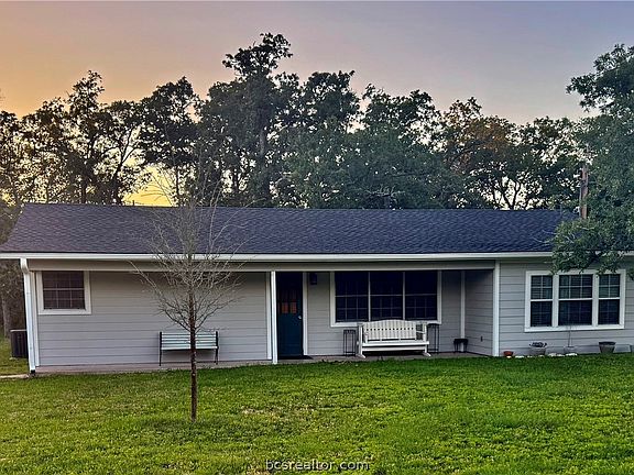 2nd image of 401 Chinaberry Ln