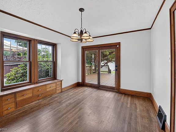 5th image of 3958 Eleanor St