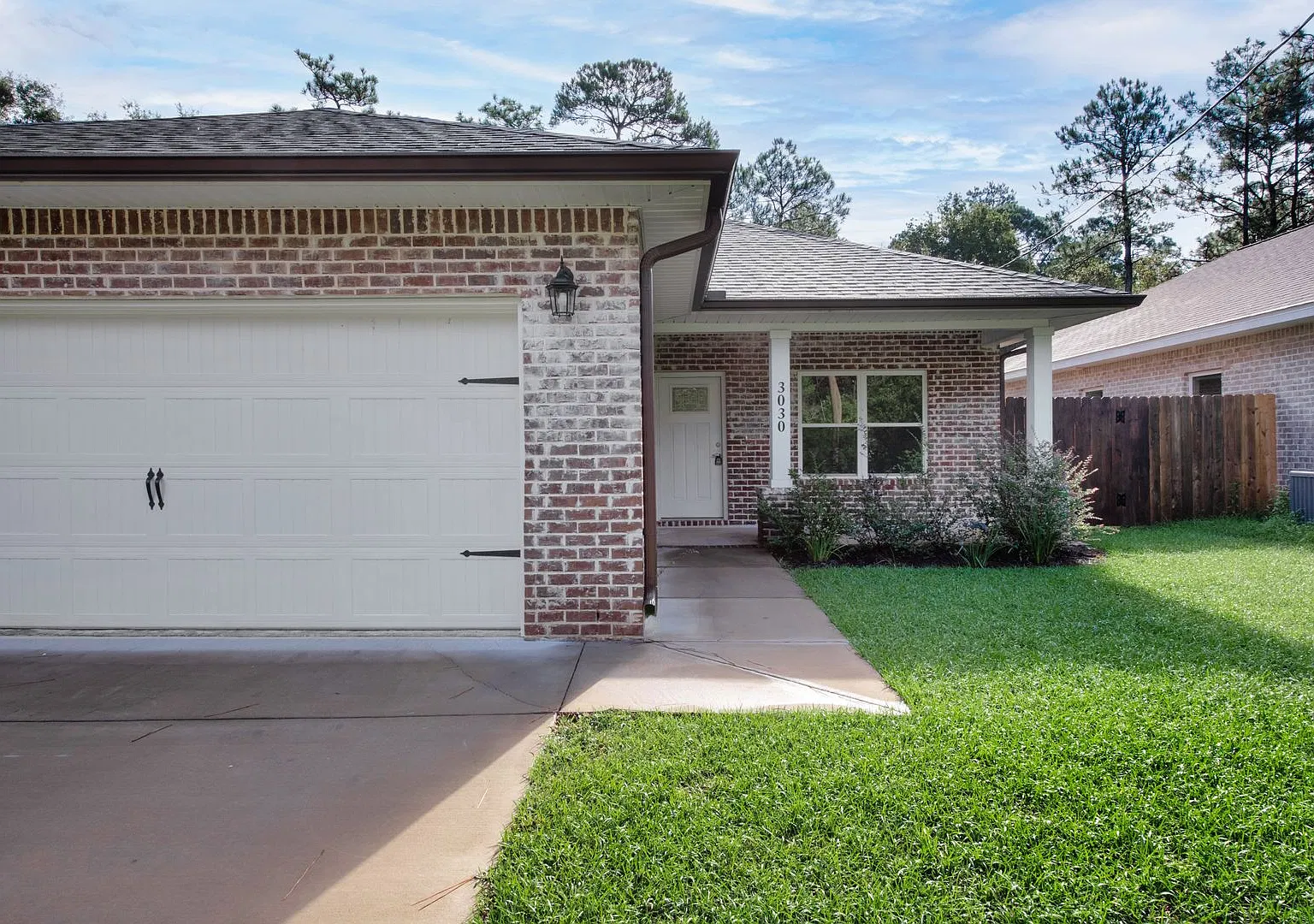 Beautiful 4-Bedroom Home with Modern Finishes, Fenced Yard & Convenient Location! — Photo 4