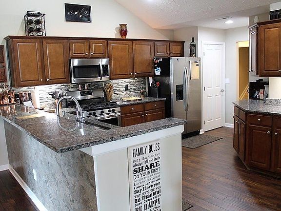 5th image of 9142 Royal Oak Ln