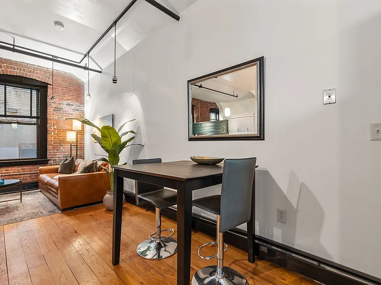 19 Stanhope St #1B — Photo 14