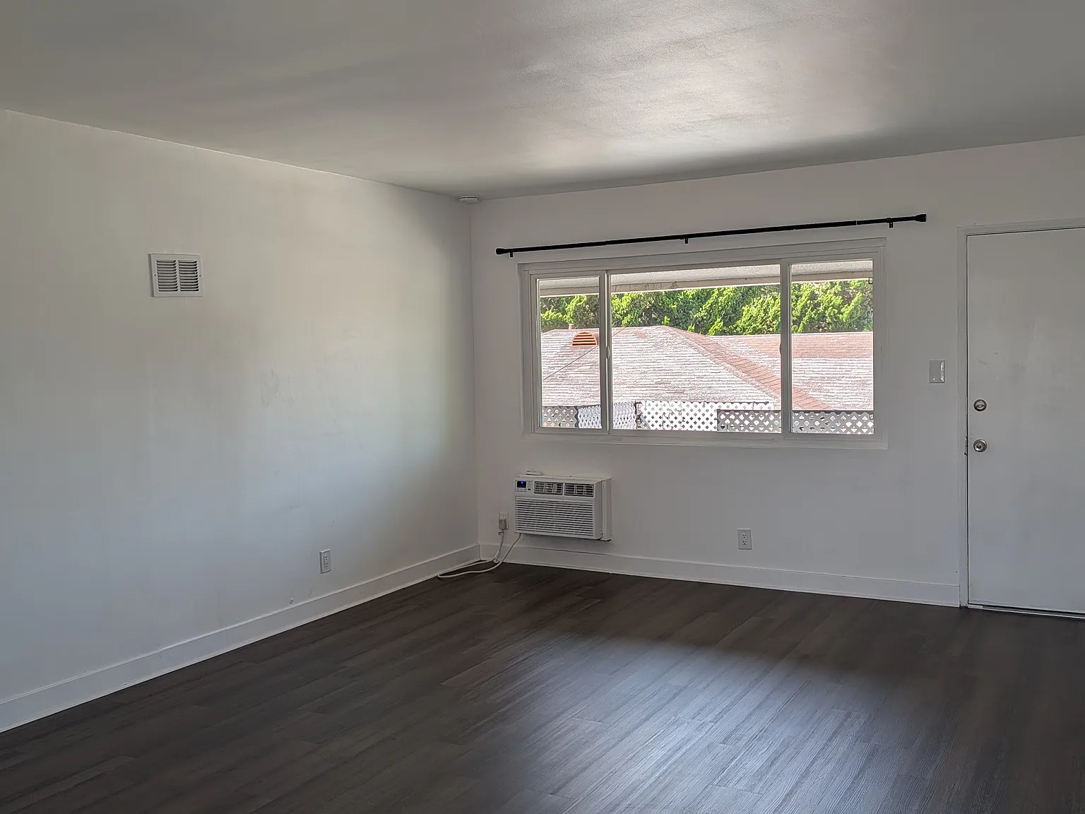 2 bed, 800 sqft, $2,400 — Photo 3