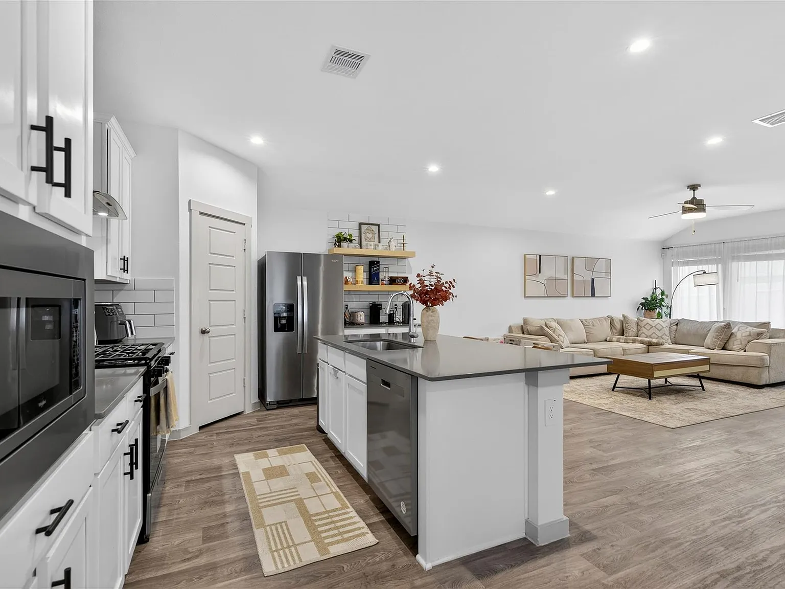 3 bed, 2.0 bath, 1690 sqft, $2,400 — Photo 3