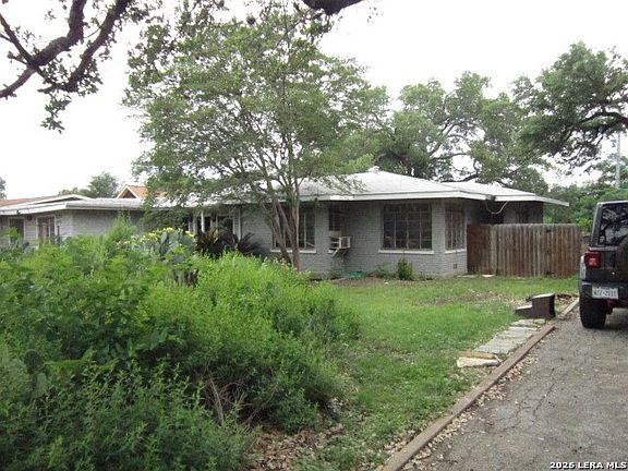 3rd image of 215 OAKLEAF DR