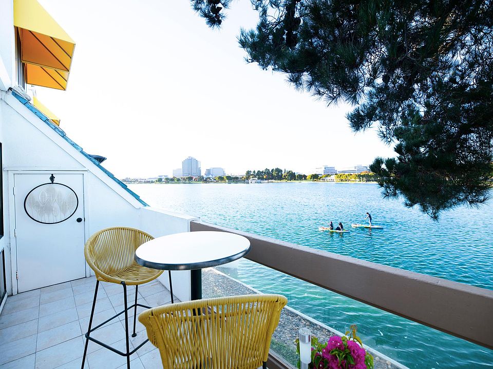 Balcony with the water view to the Central Lake
