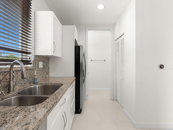 4th image of 622 NE 10th Ave