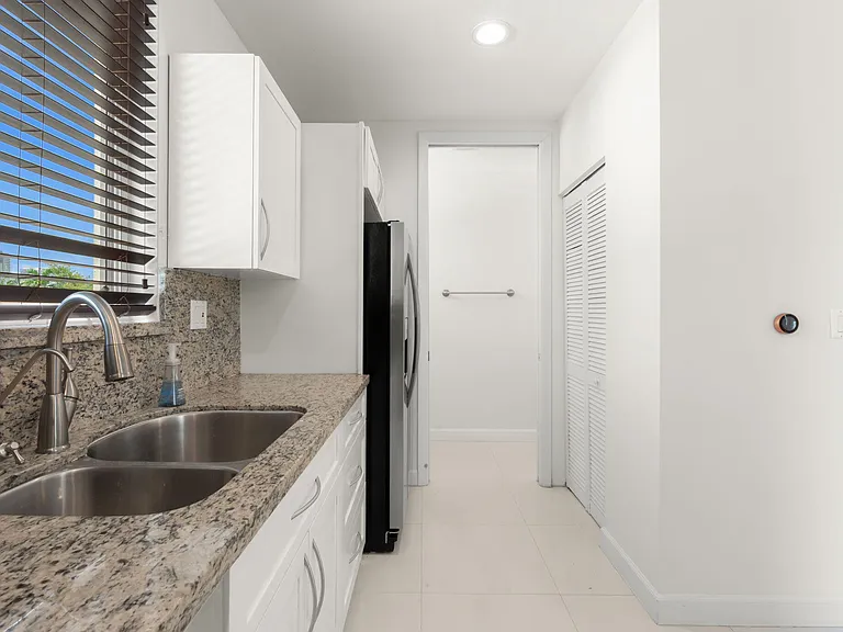622 NE 10th Ave — Photo 5