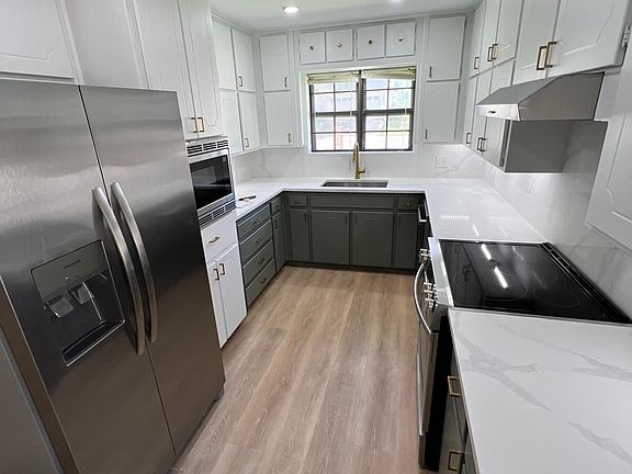 2nd image of 3000 Bramble Oaks Ct