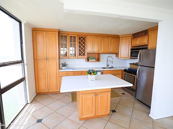 3rd image of 600 NE 36th St APT 1918
