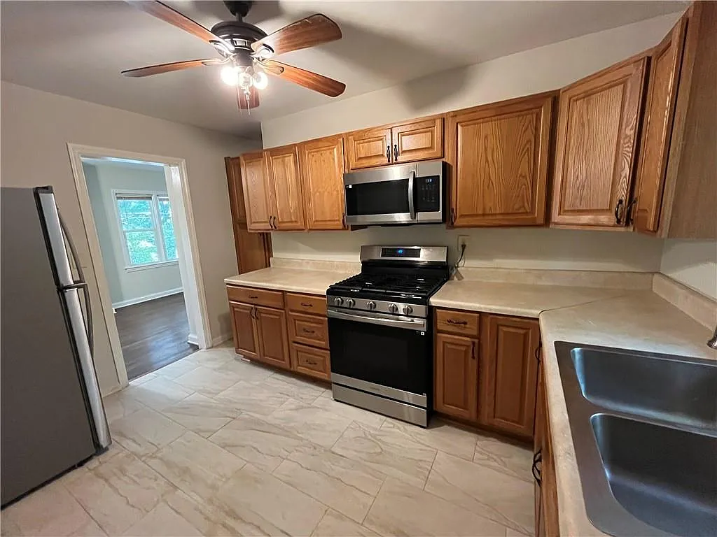 3 bed, 1.0 bath, 925 sqft, $1,695 — Photo 4