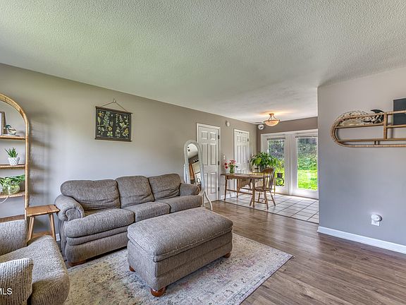 4th image of 134 Evergreen Rd