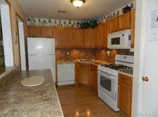 35 Smith Ave, Bay Shore, NY 11706