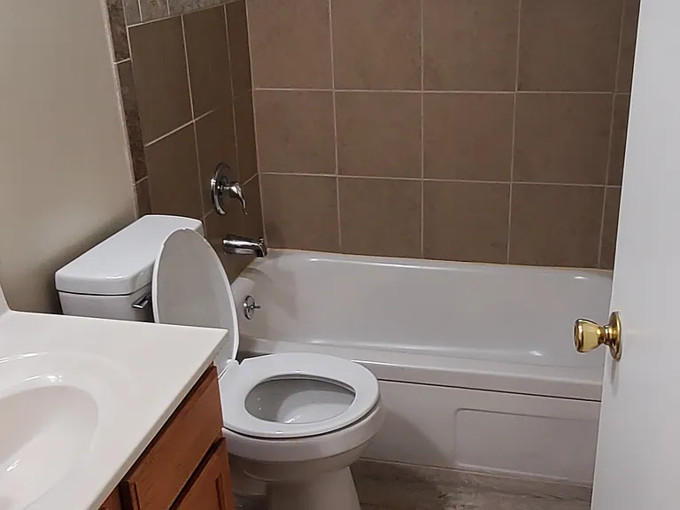 2104 Oxford Ave #12 — Photo 4