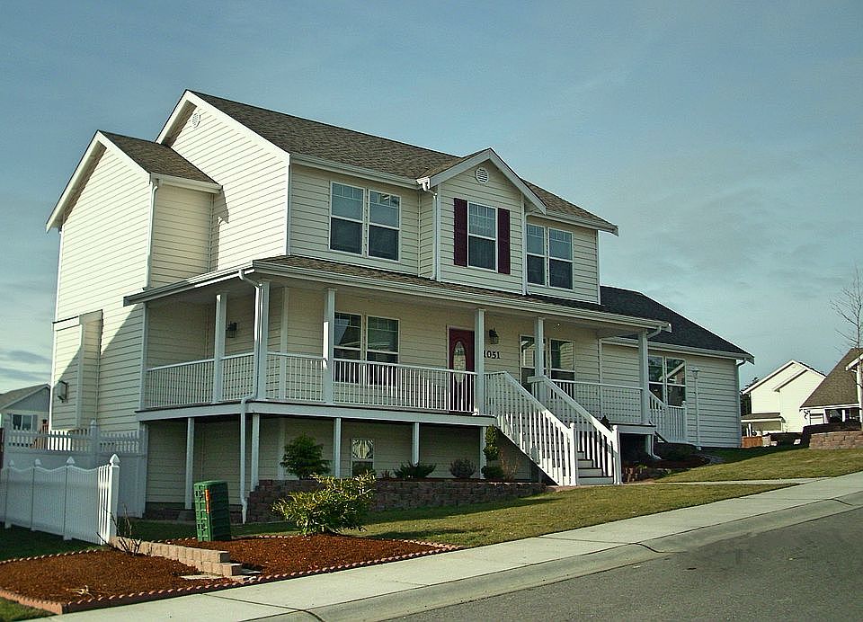 1st image of 1051 NE Kelly Pl