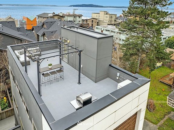 Huge Roof Top View Deck