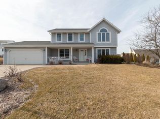 745 Alex Ct, Pewaukee, WI 53072