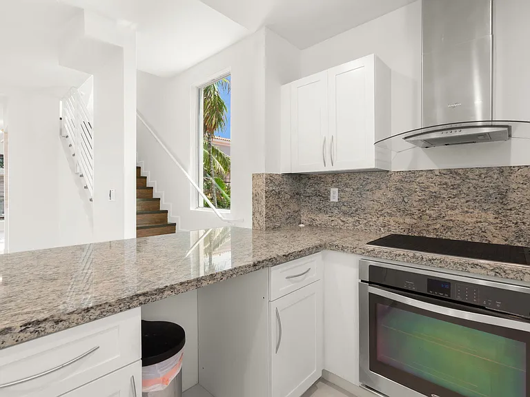 622 NE 10th Ave — Photo 10
