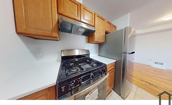 4th image of 692 Van Duzer St #C