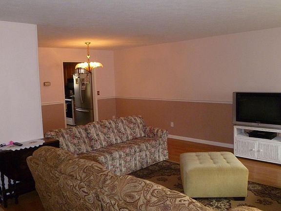 5th image of 445 Rose Ct