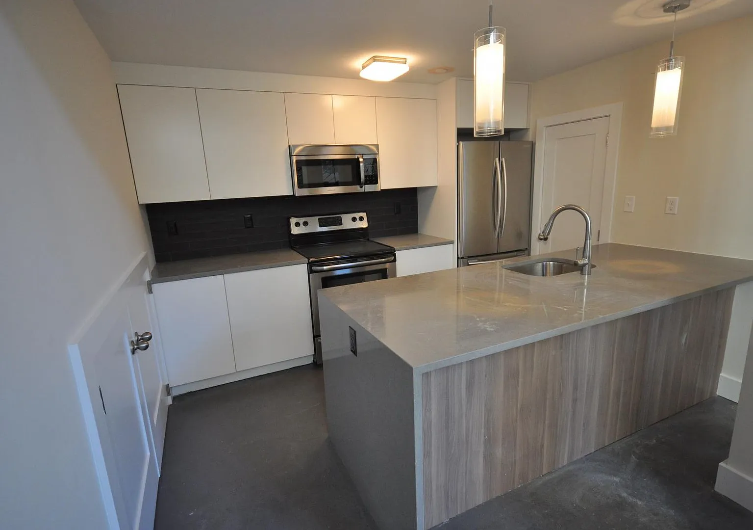 No Brokers Fee, Central Heat/AC, In-Unit Washer and Dryer, Large Fully Renovated, Eat-in Kitchen — Photo 1