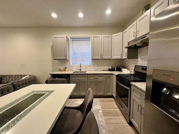3rd image of 21 Macarthur Ave Floor 1