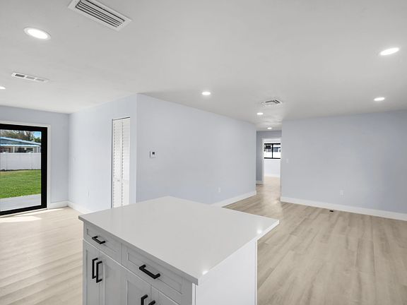 4th image of 1389 Pine Ave