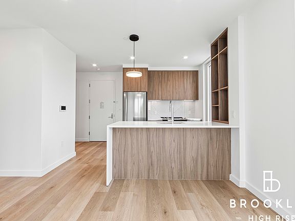 5th image of 50 E 10th St #618