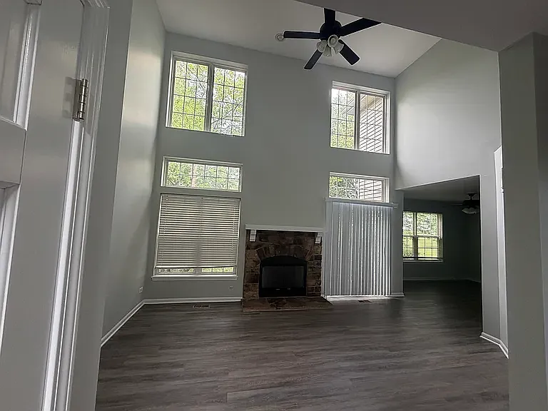 3 bed, 2.5 bath, 1607 sqft, $2,600 — Photo 2