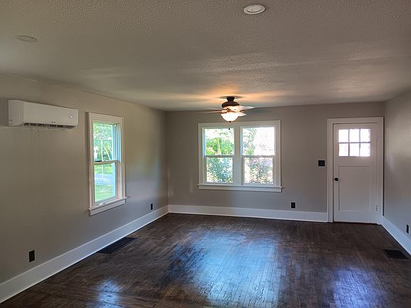 3rd image of 305 Phelps St
