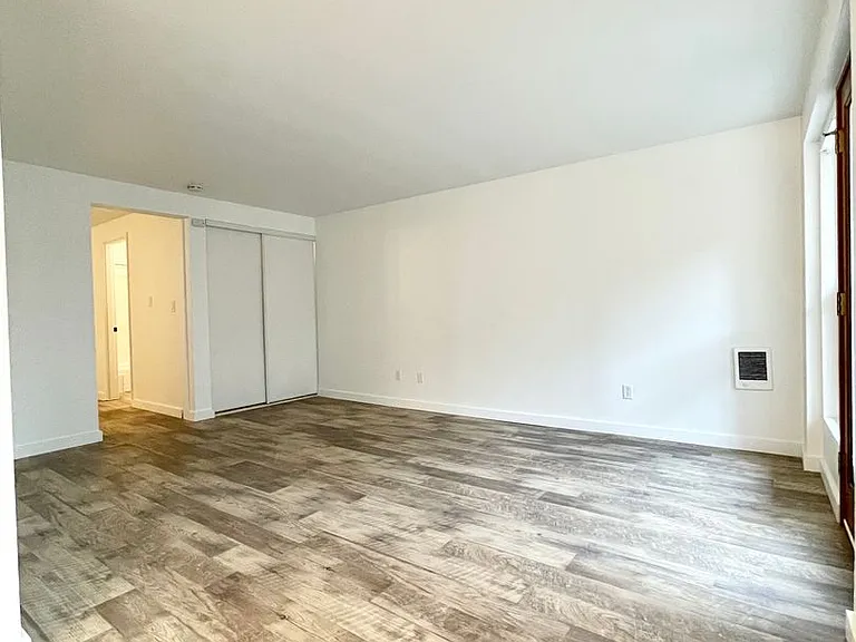 4001 NE 50th St — Photo 3