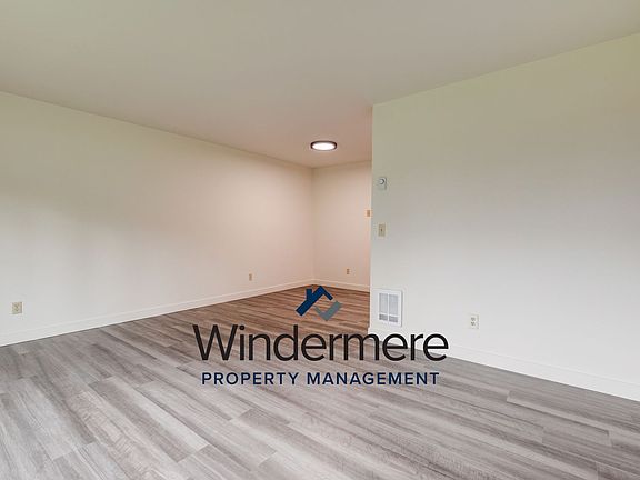 4th image of 304 N Main St APT 3