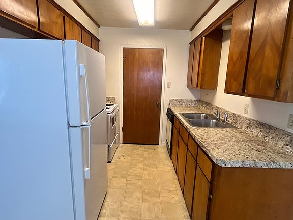 4th image of 1004 Summer Court Cir APT C