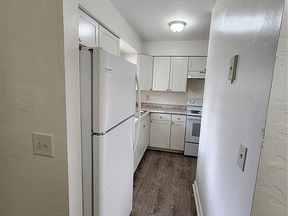 4th image of 806 SW 64th Ter APT A