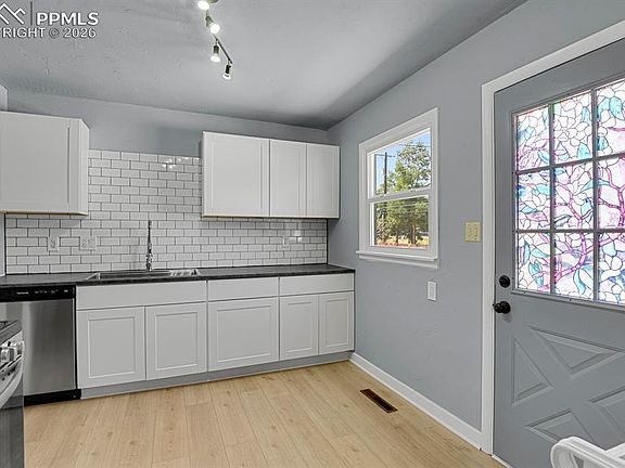 5th image of 3122 E La Salle St