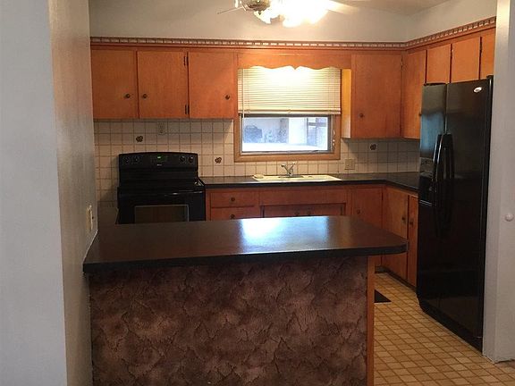 2nd image of 920 N Elm St
