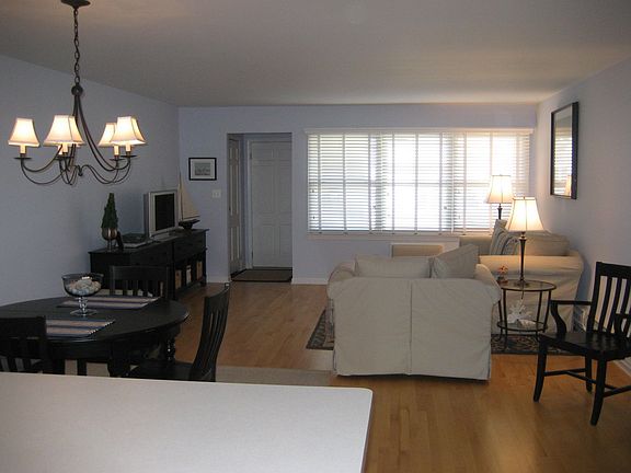 Open Floor Plan w/ Hardwood Floors