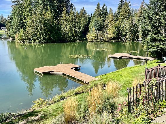 183" private water front. 2 large identical docks