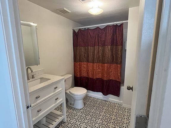 5th image of 806 Marion St