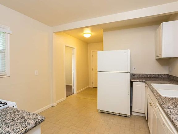 4th image of 1141 Leggett St